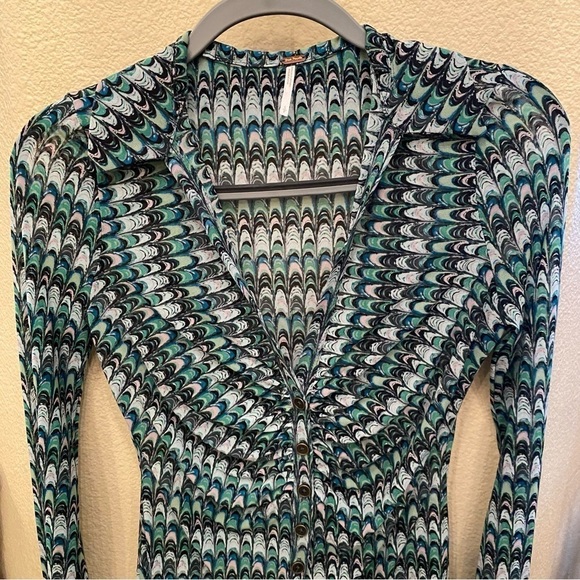 FREE PEOPLE Women Green Patterned Mesh Lucky Shirtee Button Top Size Small - Picture 2 of 8